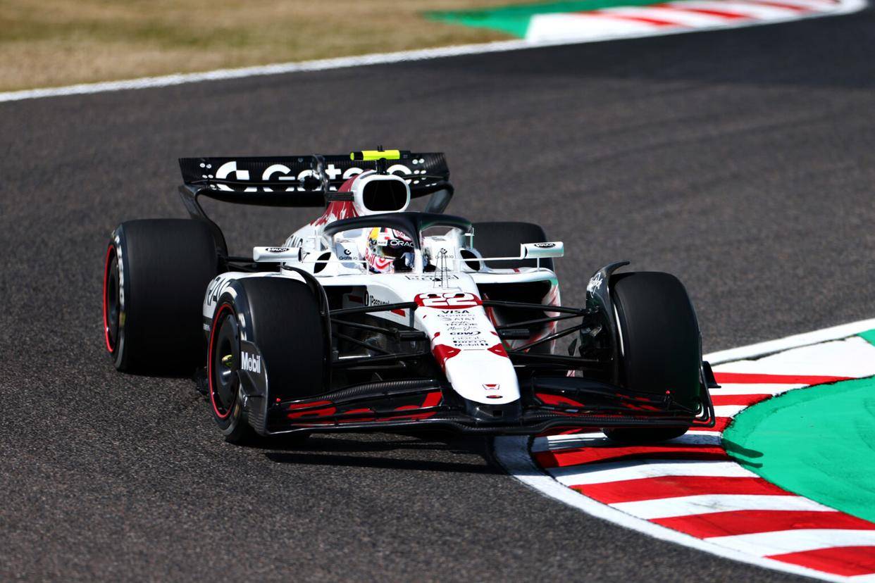 雷诺车队险胜阿斯顿马丁，维斯塔潘带队取胜