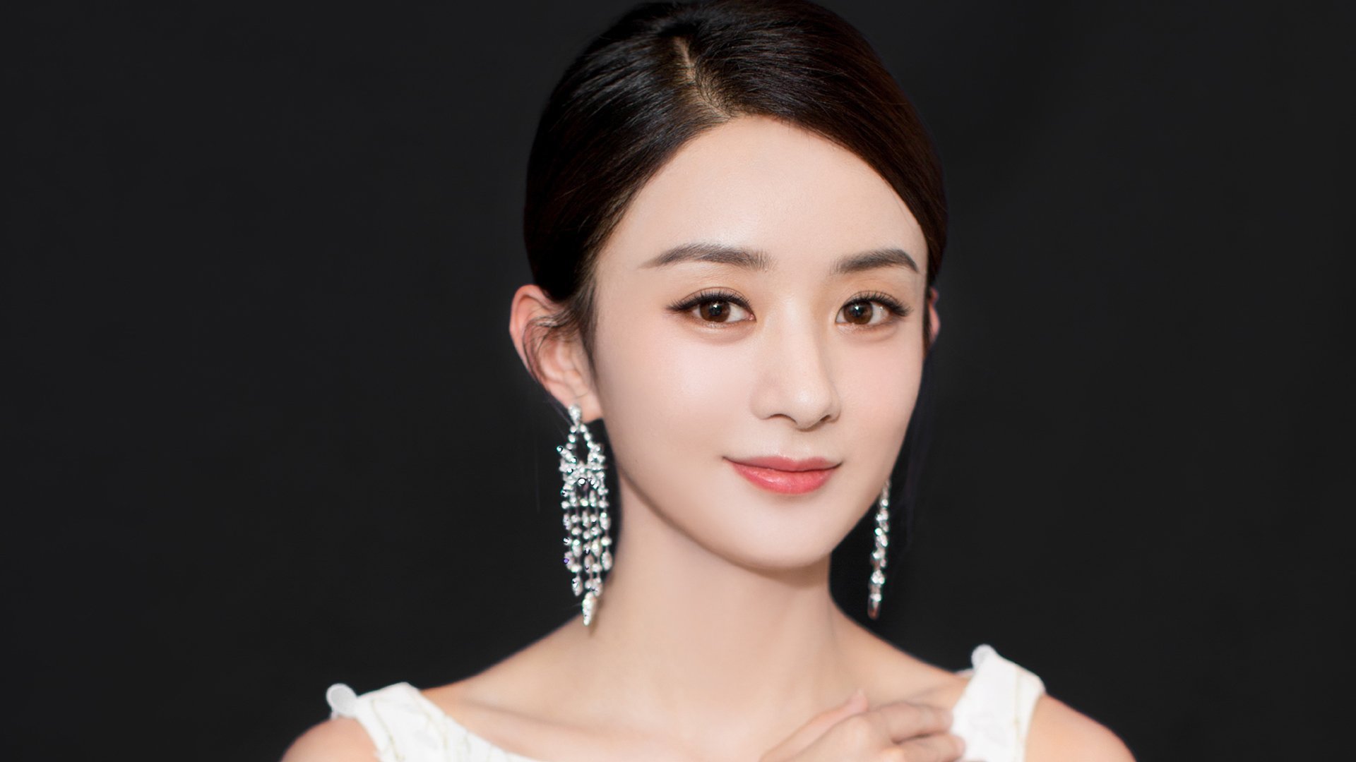 双线极限，当F1银轮撕裂街道时，乌拉圭正用足球击穿伊拉克